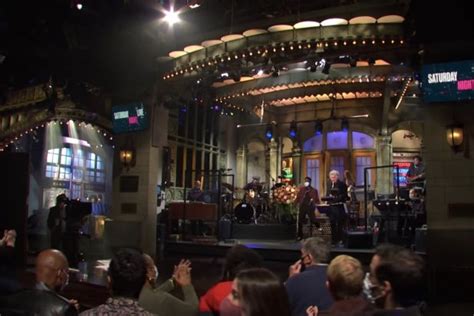 Snl Paid Live Audience Members At Season Premiere As If They Were