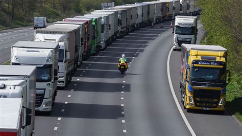 Operation Brock On M20 In Kent To Remain Until After Platinum Jubilee Bank Holiday Itv News