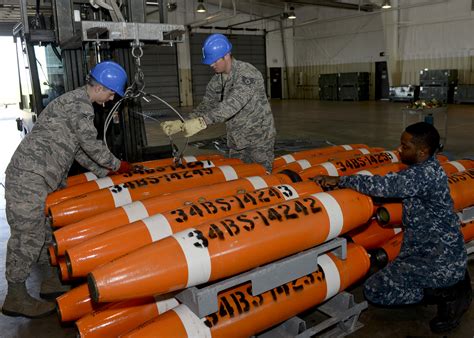 Airmen Sailors Build Navy Mines For B 1 Deployment Us Air Force