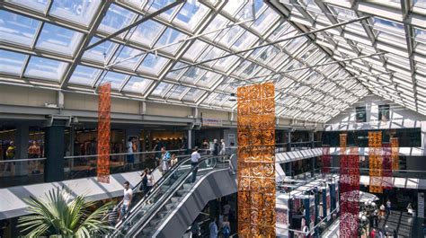 Una città accogliente e dinamica. Ticino Weekend - FoxTown, Mendrisio: unbegrenztes ...