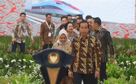 Jokowi Sebut Kereta Cepat Penanda Modernisasi Transportasi Massal Ri