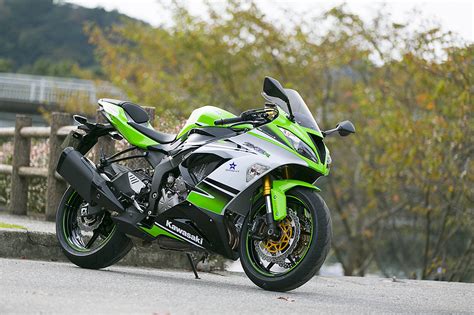 Greater performance across the rpm range is welcome when sport riding, both in the hills and on the racetrack. カワサキ ニンジャ ZX-6R ABS Special Edition - 排気量を636ccに拡大した最新鋭ミドル ...