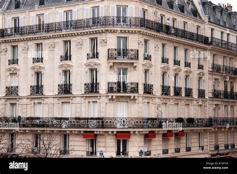 Un Bâtiment De Style Haussmannien Avec Des Balcons En Fer Noir à Paris