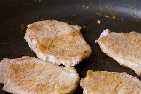 Next, add the pork chops and fry, turning once when the chops are golden around the edges, 4 to 5 minutes. The Best Ways to Bake Thin Pork Chops | LIVESTRONG.COM ...