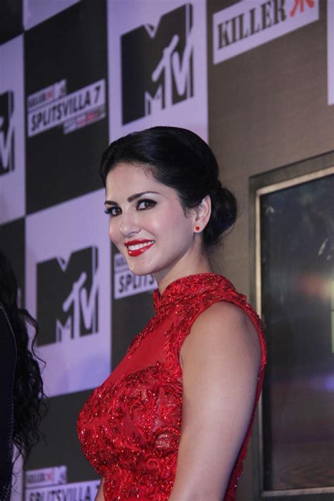 Sunny Leone Red Dress In A Princess Look Watch The Pics Sunny Leone
