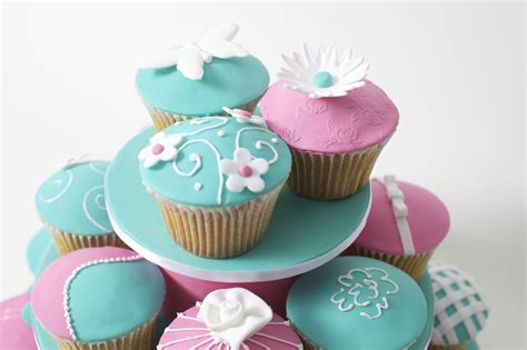 Love Cupcakes Check Out These Fondant Covered Buttercream Cupcakes By