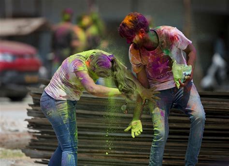 Photos Holi Festival Brings Out The Colors In India Twin Cities