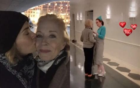 sarah paulson shares adorable tribute to perfect girlfriend holland taylor