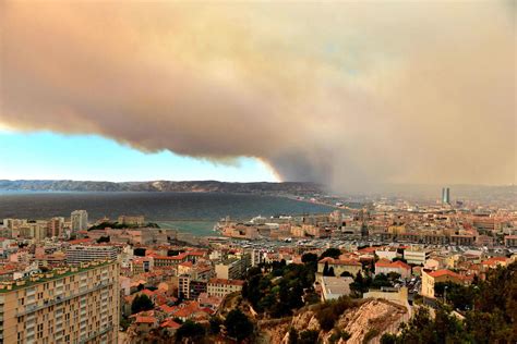 Grosse force de frappe sur un incendie à marseille. En images. Au nord de Marseille, une zone dévastée par les ...
