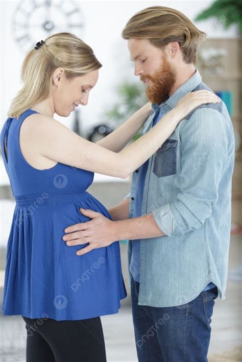 밀레니얼 남편은 젊은 임신한 아내를 안고 있다 사진 배경 및 무료 다운로드를위한 그림 Pngtree
