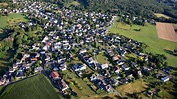 Luftaufnahme Berghausen - Von Wald umgebene Ortsansicht in Berghausen ...