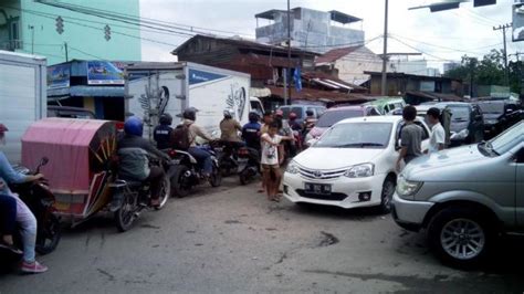 Tak Mau Mengalah Penyebab Kemacetan Di Jalan Krakatau Tribun Medan