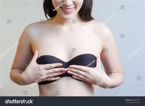 Sexy Asian Woman Holding Her Breasts Foto Stok 624349016 Shutterstock