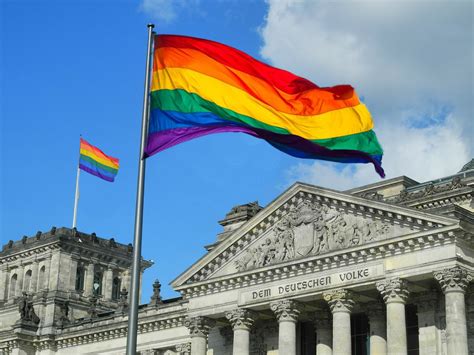 Wenn sie die romantische gesellschaft von jemandem ihres gleichen. Regenbogenflagge soll dauerhaft auf öffentlichen Gebäuden ...
