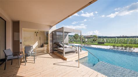 Es ist ein rückzugsort, hier will man es bequem und gemütlich haben. Superior Suite mit privatem Pool-Zugang - Hotel Weinegg in ...