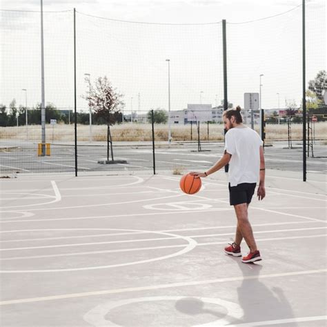 Hombre Jugando Al Baloncesto Foto Gratis