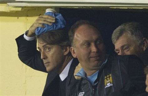 Mancini me humilló más que nadie. Manchester City manager Roberto Mancini applies an ice ...