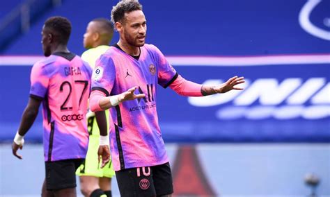 Official Neymar Signs Contract Extension With Psg Barcelona Return