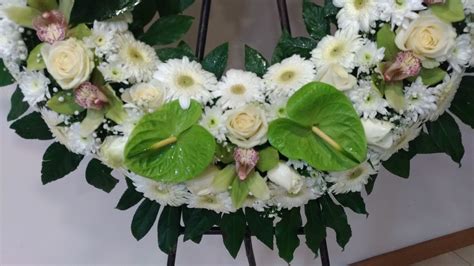 Pin De Susana Pinto Em Coroas Funeral Arranjos De Flores Flores
