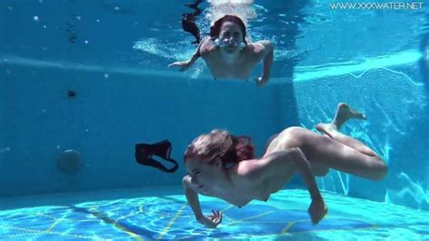 Jessica And Lindsay Swim Naked In The Pool xxx Videos Porno Móviles