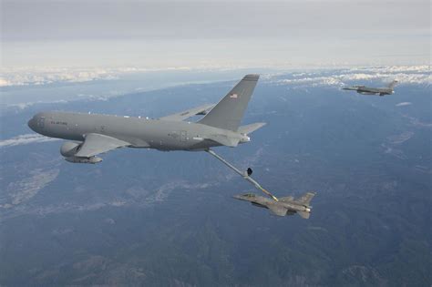 Les Etats Unis Entament La Production En Série Du Ravitailleur Kc 46a