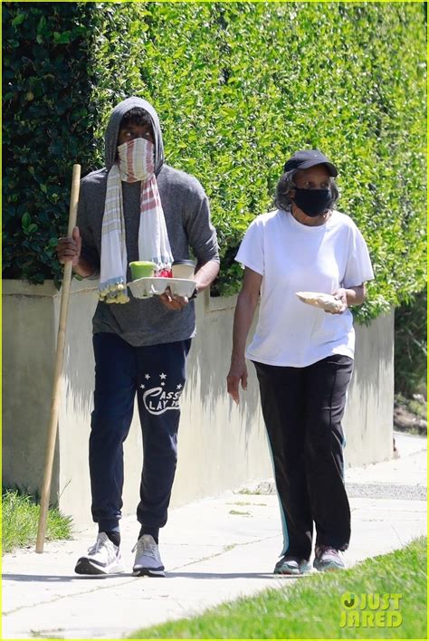 Chadwick boseman wears a scarf around his face and a hood over his head while stepping out for a walk around the neighborhood on monday (april 27) in los a week and a half later, chadwick was seen using a walking stick while strolling around the neighborhood. Chadwick Boseman Walks With a Walking Stick After Fans ...