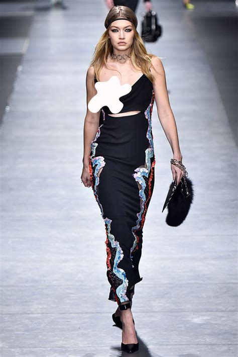 Supermodel Gigi Hadid Suffers Disastrous Wardrobe Malfunction Emirates