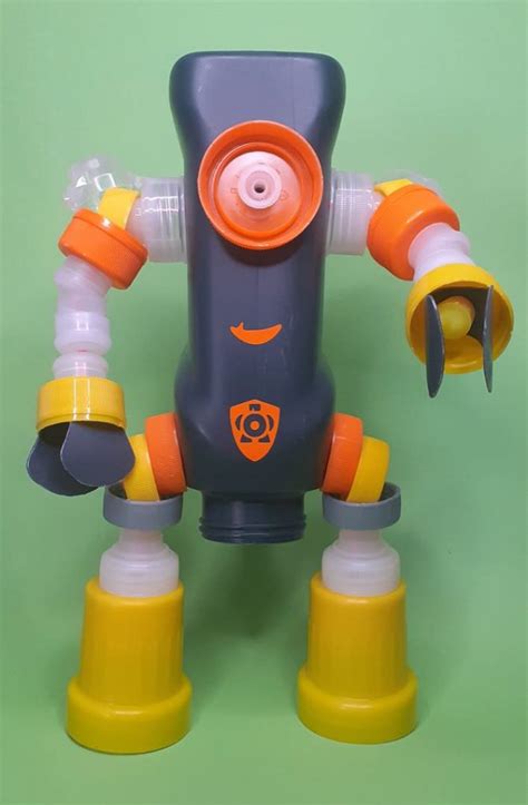 Este Es Bo Tito Un Robot Hecho Con Plásticos Reciclados Un Juguete
