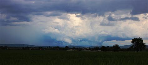 Bouřky, které ve čtvrtek odpoledne a v noci na pátek zasáhnou českou republiku, budou podle meteorologů opět na většině území velmi silné a spojené s dalšími nebezpečnými jevy jako přívalové. Bouřky 6.8. a 7.8.2019 (16) - Diskuse o počasí | In-počasí