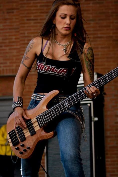 Pin De Cleber Jose Santos En Woomen Guitariste And Bass Mujer Rockera