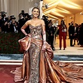 Blake Lively in a three-layer dress dazzles at the Met Gala 2022 ...