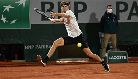 You're trying to win that exact point to be able to continue the match, zverev, who had his whole family in the stands, said. Alexander Zverev - Jannik Sinner: Das Achtelfinale der ...