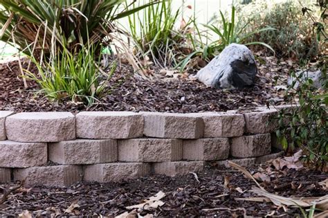 How To Build A Retaining Wall With Interlocking Blocks Hunker