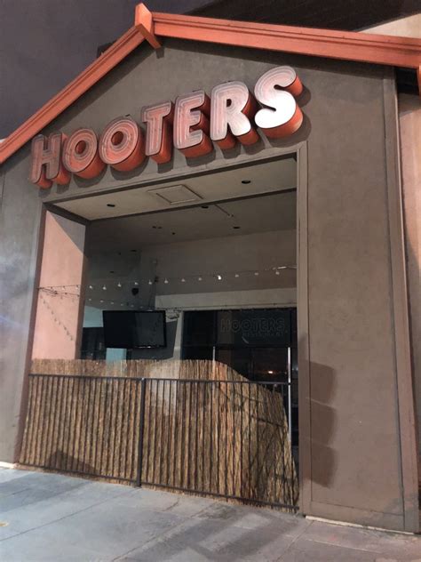 Hooters Closed 361 Photos And 572 Reviews 600 N First St Burbank
