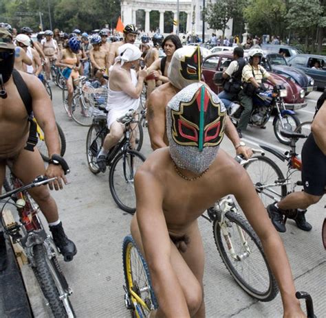 Demonstration Nackte Radfahrer Rufen Polizei Auf Den Plan Welt