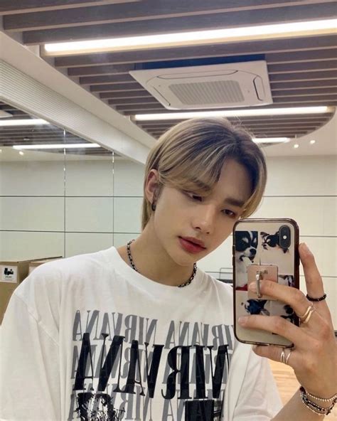 10 Potret Mirror Selfie Hyunjin Stray Kids Gemas Bikin Klepek Klepek