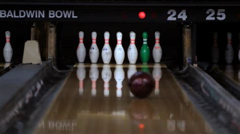 How To Shoot A 10 Pin Bowl A Strike Bowling Youtube