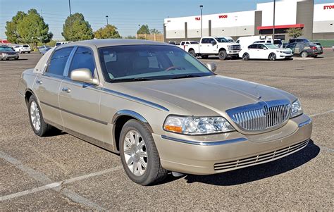 Lot 2010 Lincoln Town Car Signature Limited 4dr Sedan