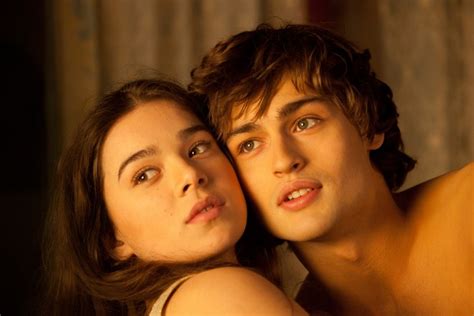 Hailee Steinfeld And Douglas Booth In Romeo And Juliet