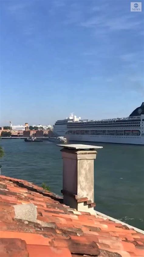 Video 5 Injured In Venice As Cruise Ship Slams Into Tourist Boat Out