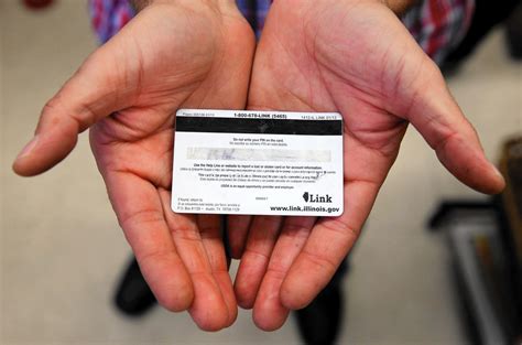 Get a new food stamp card. Shoplifting at Chicago grocers drops after change in food stamp program - Chicago Tribune