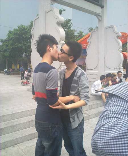 呼吁平等 广州男同性恋青年街头公开拥吻 【人人分享 人人网】