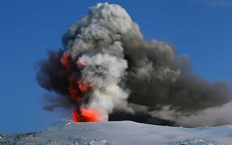 Eruption de 2010 du volcan islandais eyjafjallajökull qui perturba la circulation aérienne des avions en europe du nord. Scientists Warn That Iceland's 2nd Largest Volcano Looks ...