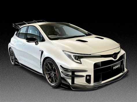 Este toyota gr corolla tiene 5 escapes y un aspecto radical