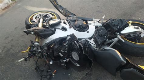 acidente entre carro e moto deixa motociclista de 45 anos de idade gravemente ferido em catalÃo