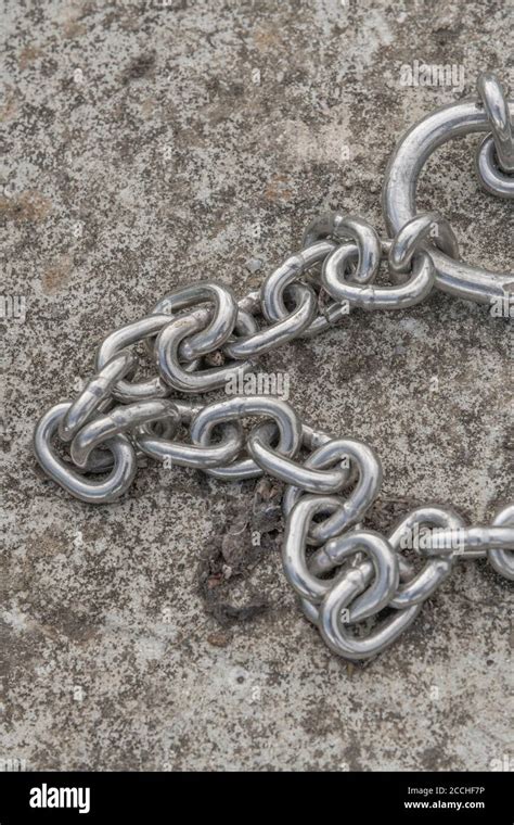 Industrial Chain Bright Metal Chain Stainless Steel On Concrete