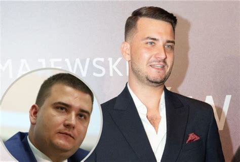 Jako że nikt go nie rozpoznaje, ten zaczyna stawiać wszystkim kolejki, po czym zabiera spejsona, wala, wojtasa, cieślaka i stuleja śmigłowcem do mc donalda. Odmieniony Bartłomiej Misiewicz! Misiewicz schudł aż 43 ...