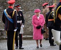 La regina e nonna Elisabetta sceglie il rosa per festeggiare l'arrivo ...