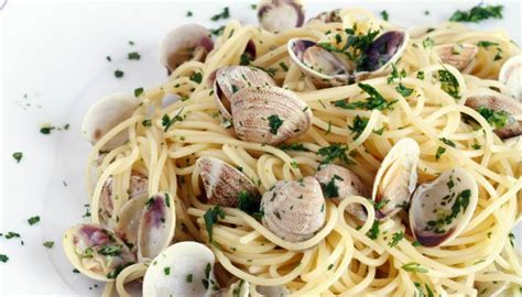 Gli spaghetti con le vongole sono un grande classico della cucina italiana. Ricetta Spaghetti alle vongole - Le Ricette di Buonissimo