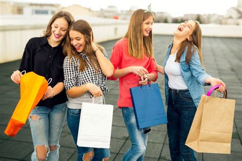 Grupo De Mujeres Sonrientes Felices Que Hacen Compras Con Los Bolsos